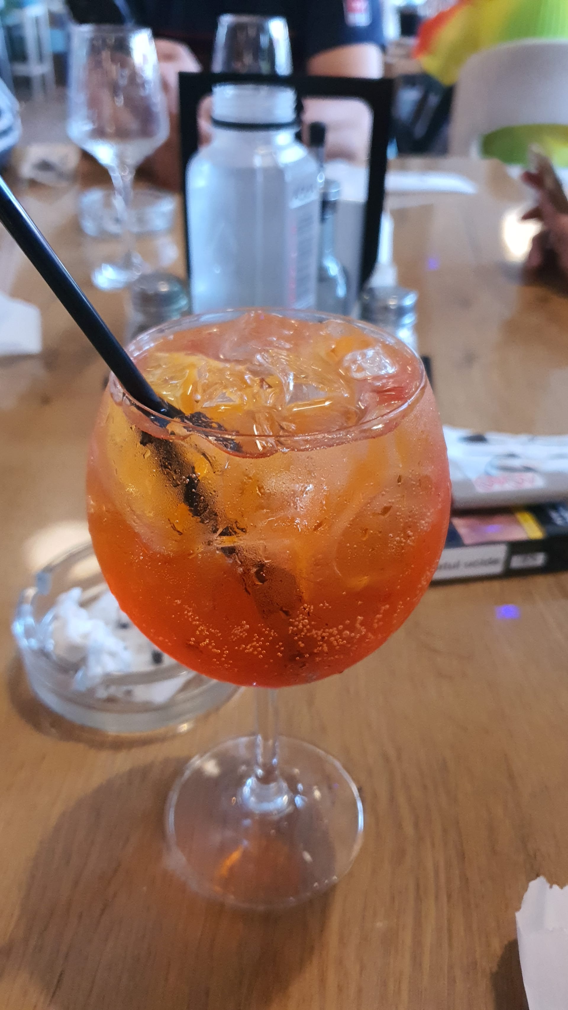 Cocktail servit la barul Vilei OK