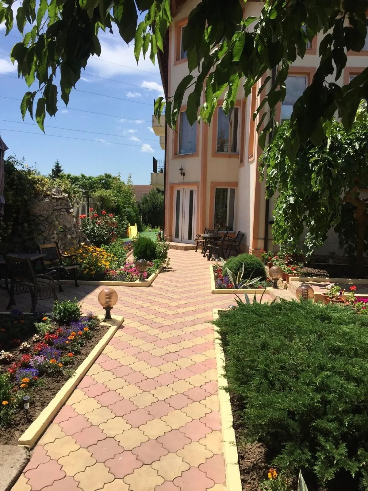 Fațada Vilei OK Costinești, printre verdeață