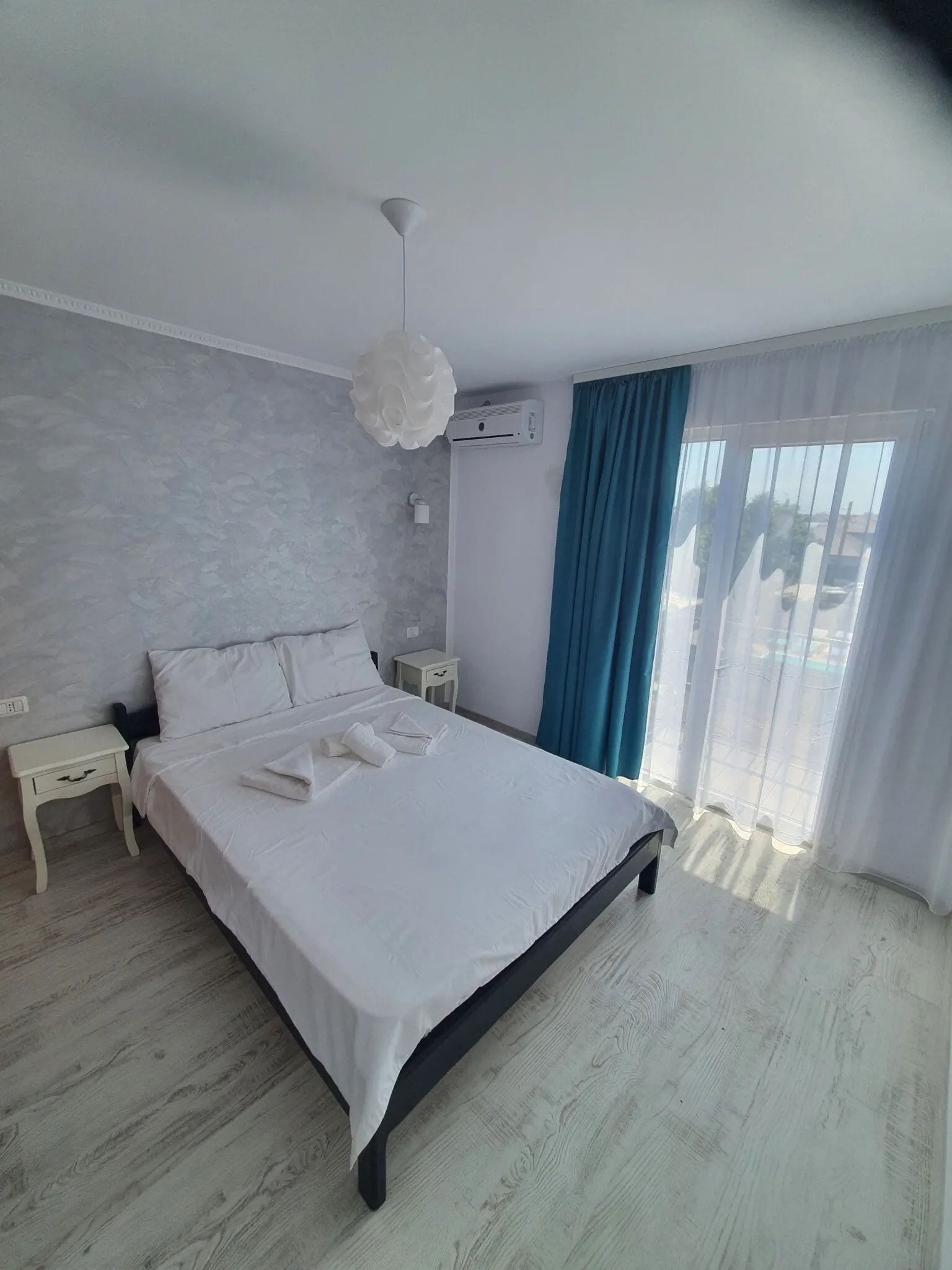 Cameră dublă modernă cu vedere spre balcon și piscină