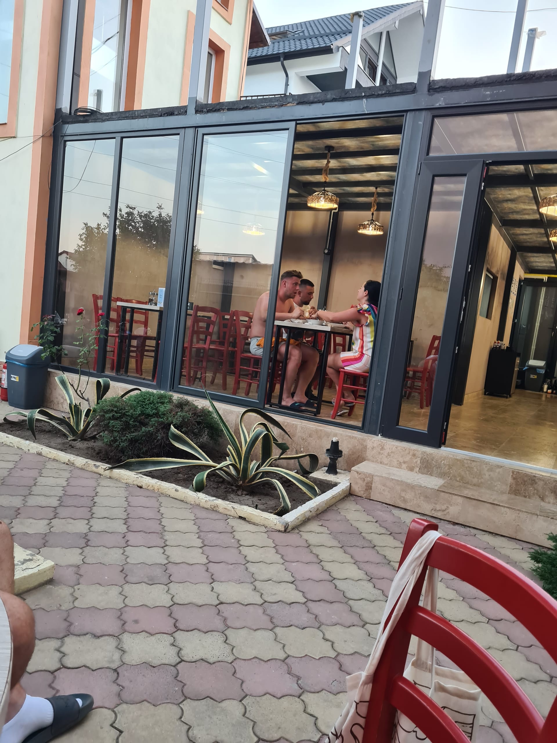 Zonă de relaxare cu canapele, lângă curtea interioară