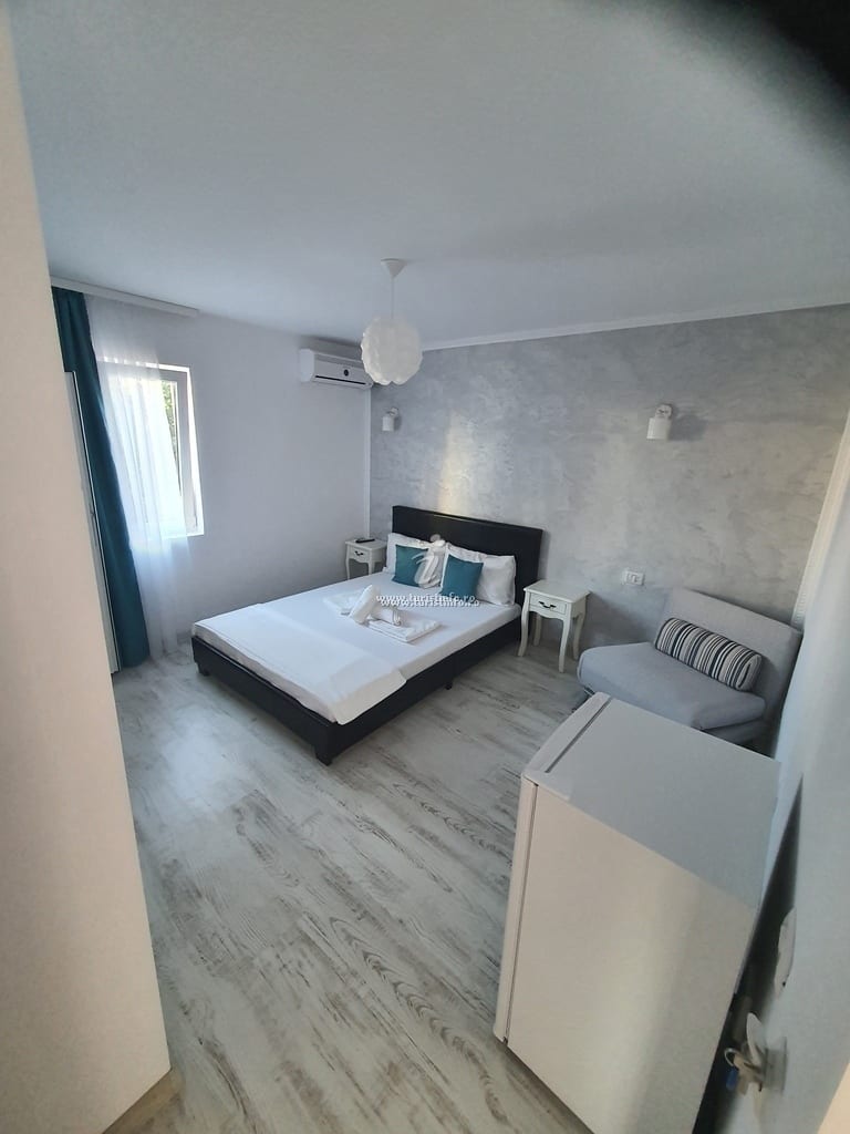Cameră dublă modernă la Vila OK, cu balcon și vedere spre piscină
