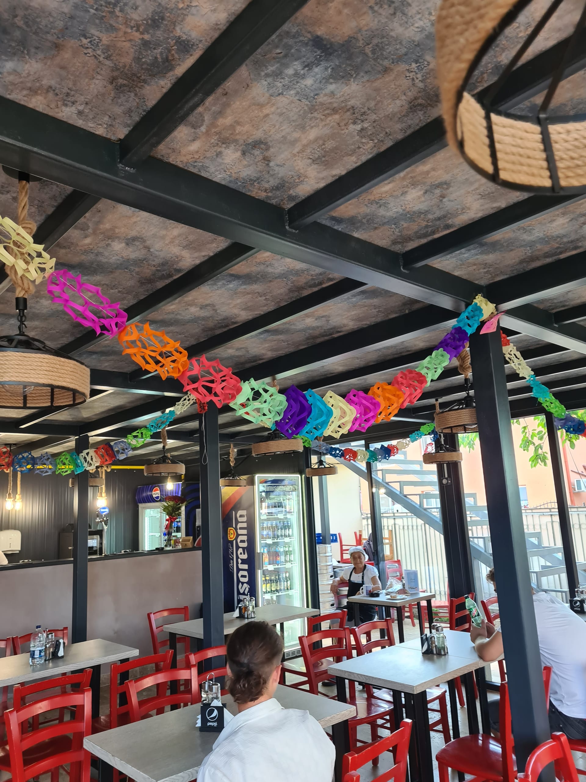 Zona de bar a restaurantului propriu, cu frigidere pentru băuturi